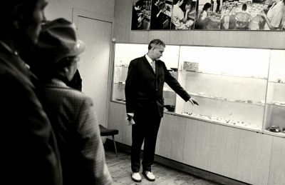 Hans Erichson (*1926), von 1966 bis 1991 Leiter des Museums, bei einer Führung durch eine der ersten Bernsteinausstellungen